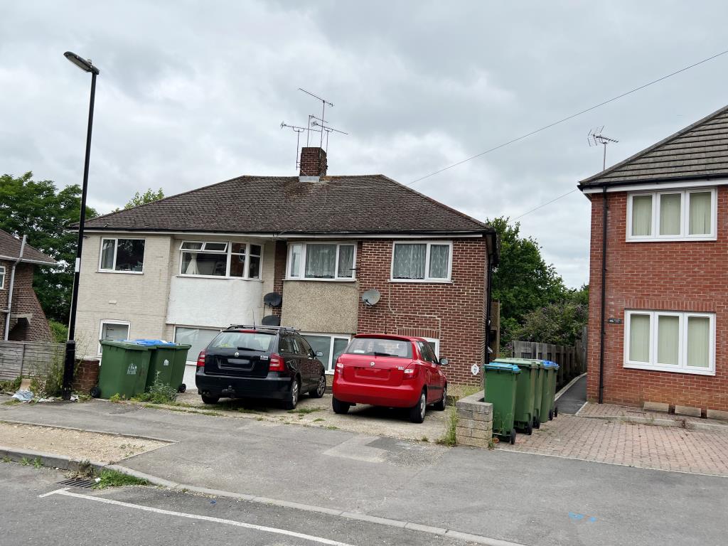 Lot: 119 - TWO-BEDROOM FLAT FOR IMPROVEMENT -